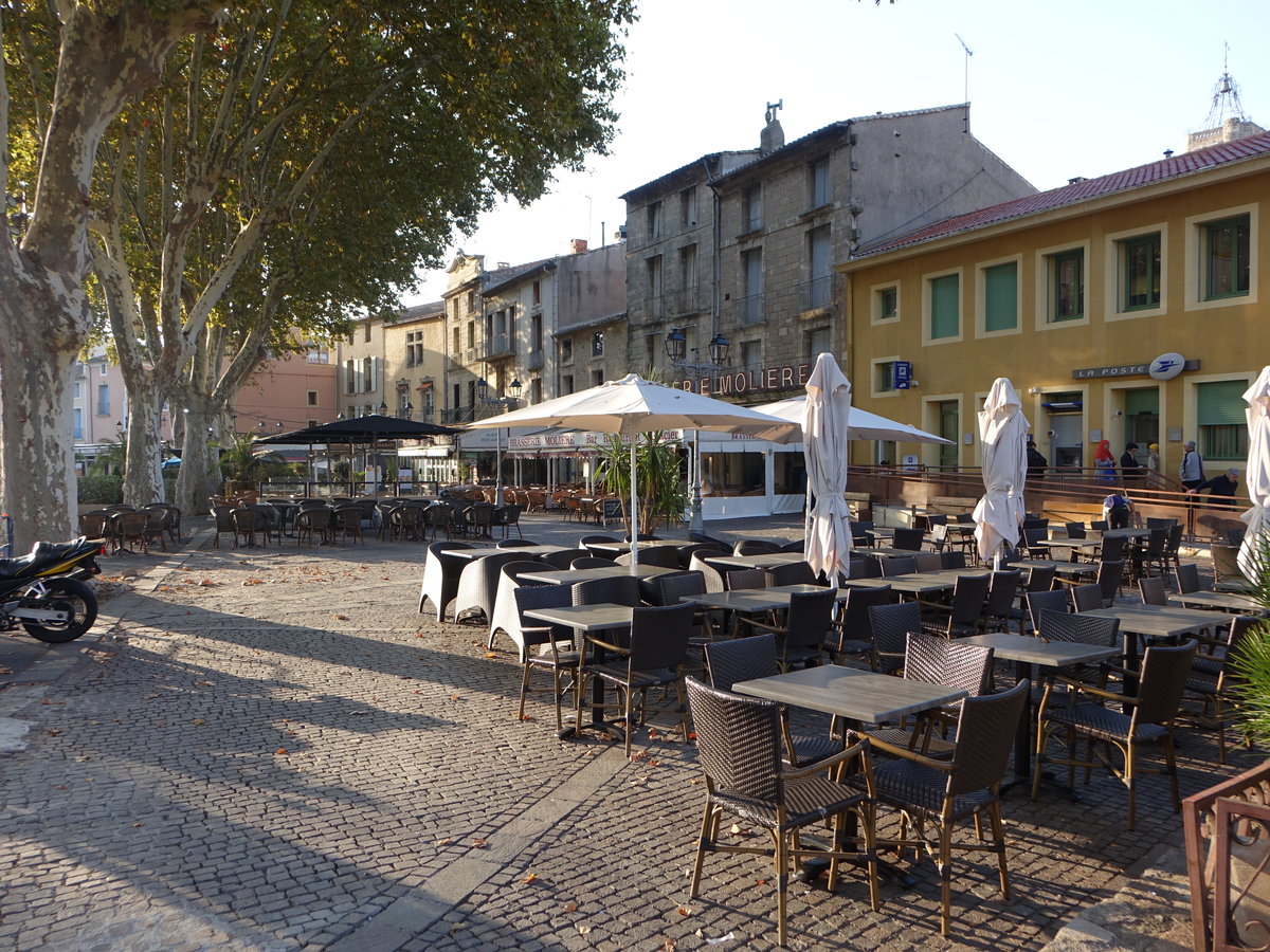 Pezenas, Gebude und Cafes am Place du 14. Juillet (29.09.2017)