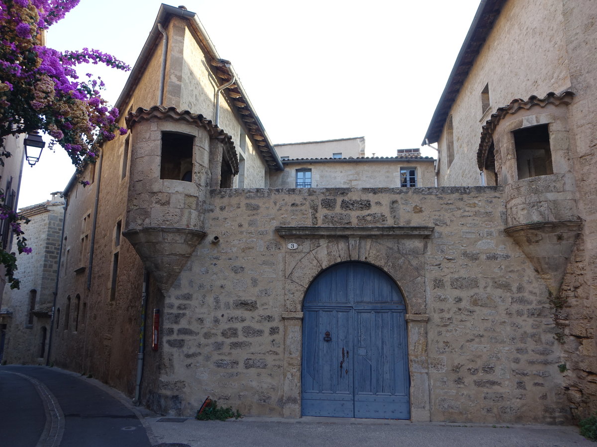 Pezenas, Hotel de Peyrat, dieser groe Stadtpalast wurde im Lauf der Geschichte in mehrerer Parzellen aufgeteilt, seine heutige Form erhielt er zwischen 1638 und 1644 durch Jean de Peyrat (29.09.2017)
