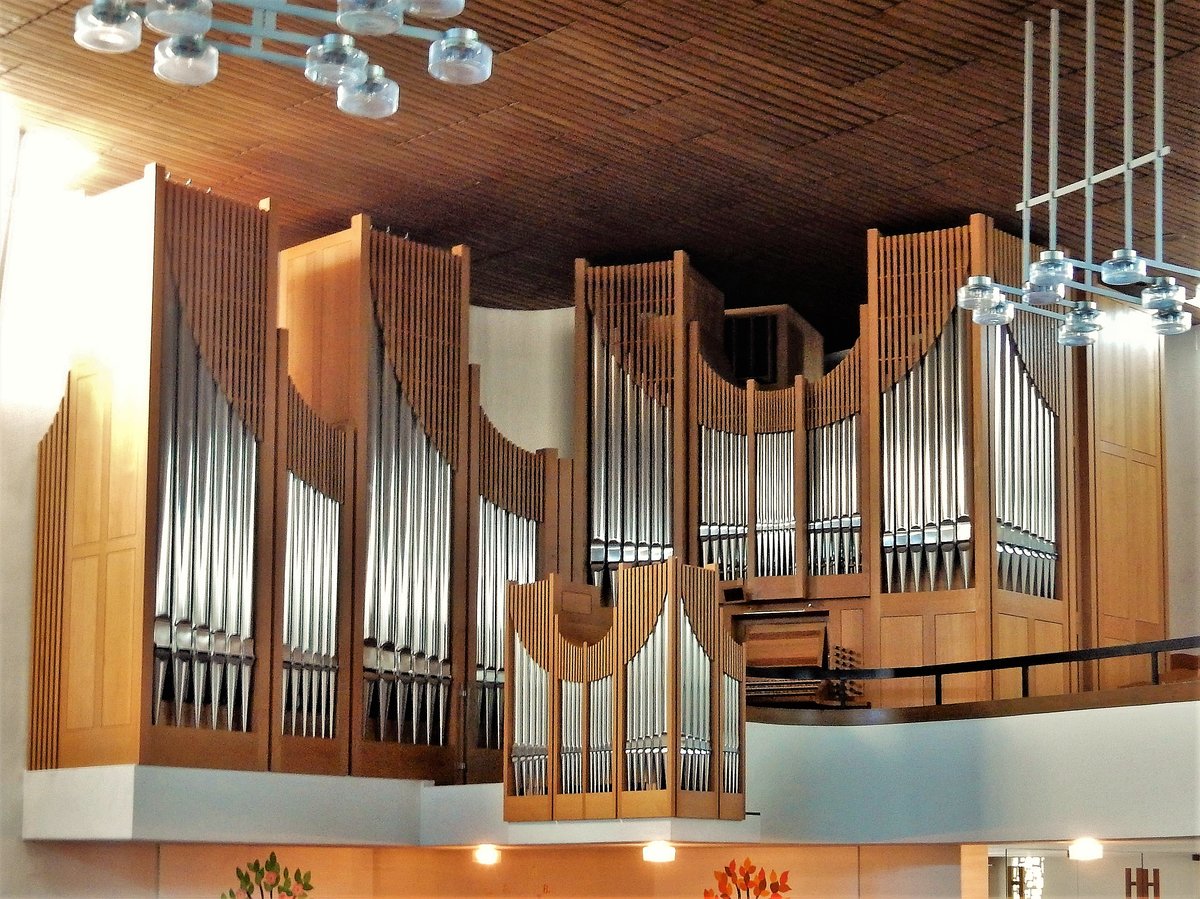 Pfffikon SZ, katholische Kirche St. Meinrad. Die neue Orgel wurde im Jahr 2003 von der Orgelbaufirma Spth in Rapperswil erbaut - 23.06.2016