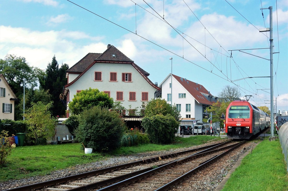 Pfffikon ZH, Bahnbergang mit S3 in Richtung Wetzikon - 06.10.2014