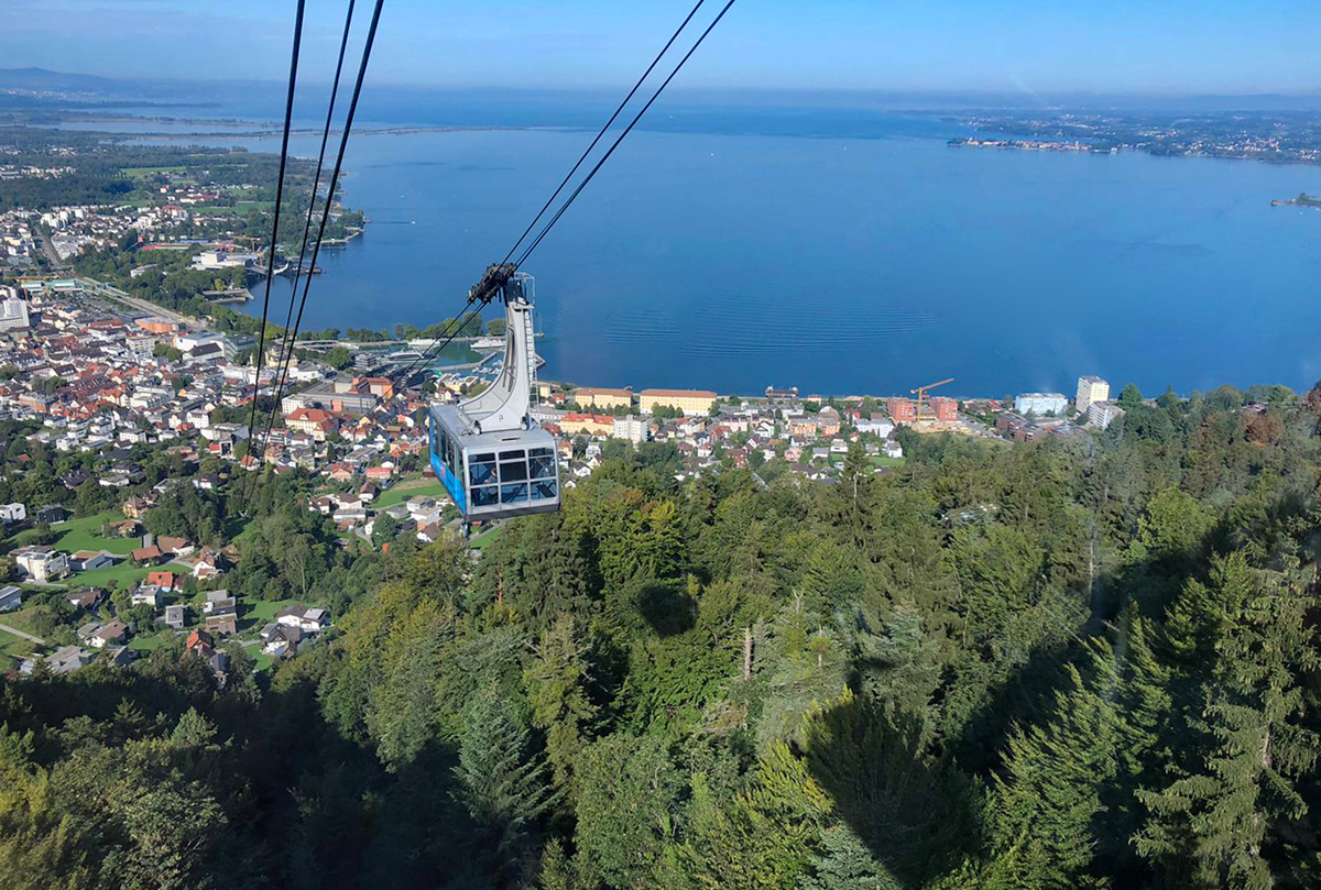 Pfnderseilbahn - vom Berg Pfnder bis in die Stadt Bregenz, im Hintergrund der Bodensee - 05.09.2022