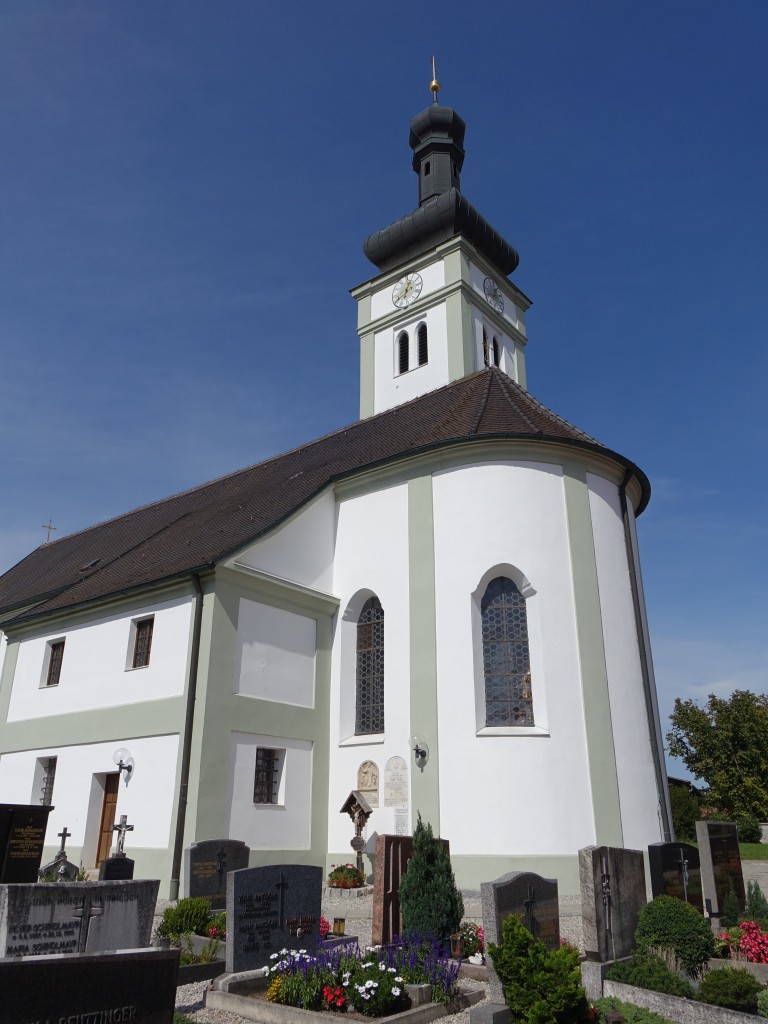Pfaffenhofen an der Glonn, St. Michael Kirche, lisenengegliederter Saalbau mit eingezogenem, halbrund geschlossenem Chor, erbaut von 1718 bis 1720, 1928 nach Westen verlngert (13.09.2015)
