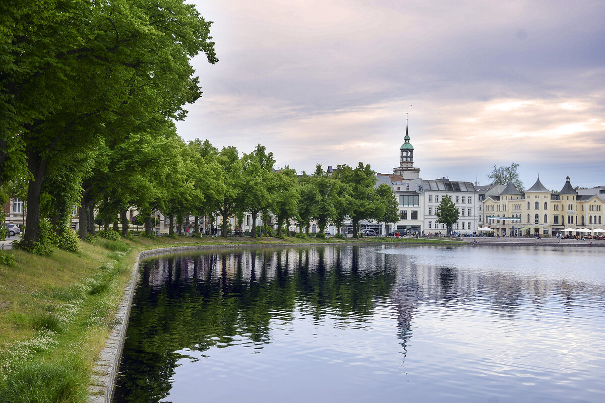 Pfaffenteich im Stadtteil Schelfstadt der mecklenburg-vorpommerschen Landeshauptstadt Schwerin. Aufnahme: 17. Juni 2022.