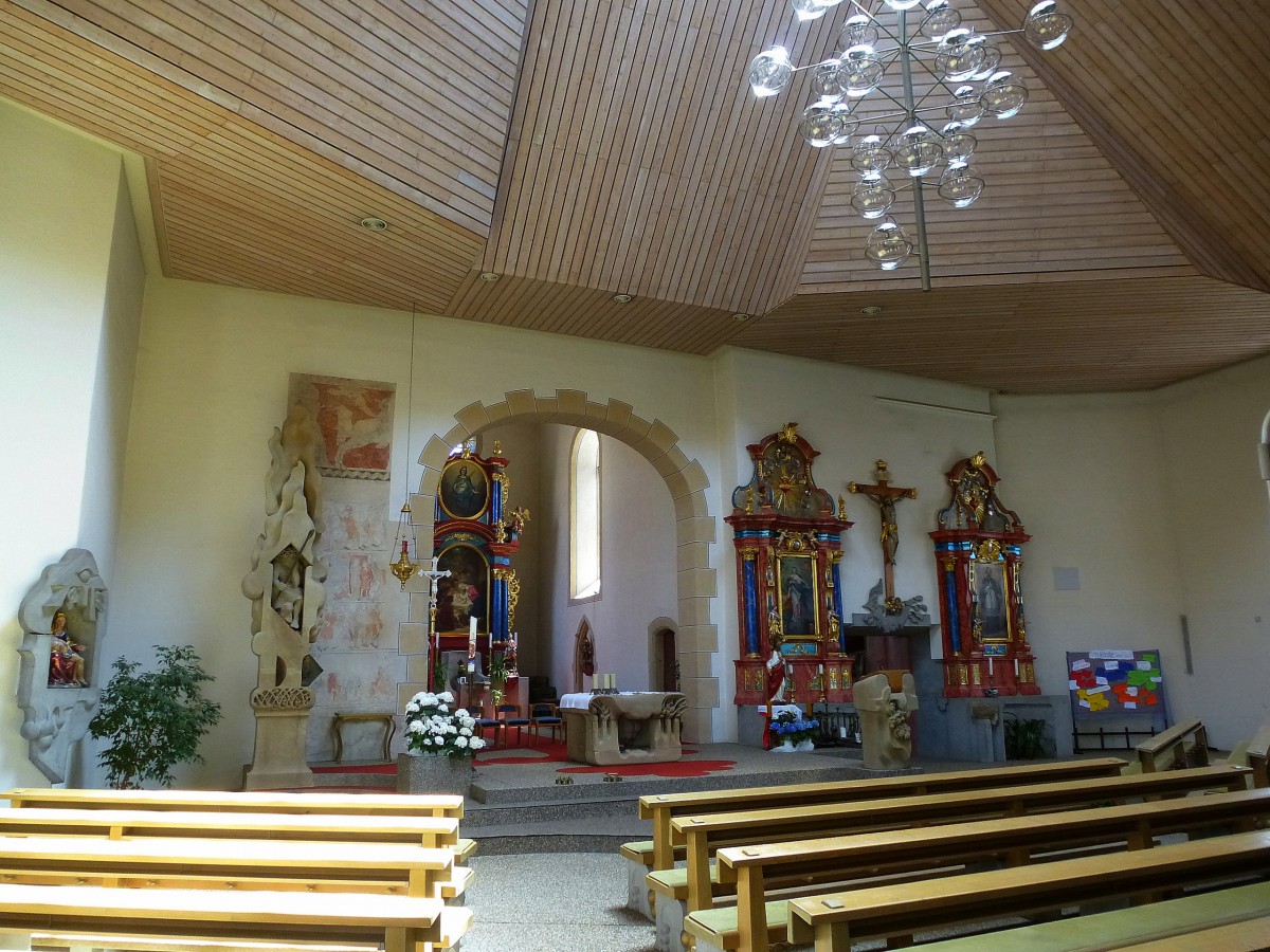 Pfaffenweiler, die Pfarrkirche St.Columba wurde 1975-79 umgebaut und erweitert, Blick zum Altarraum, Juni 2013