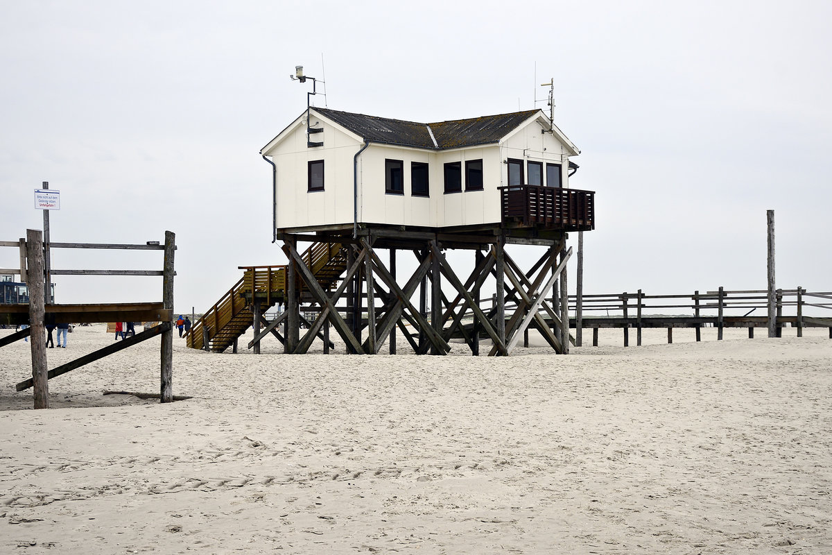 Pfahlbau am Hitzsand vor Sankt Peter-Ording auf der Halbinsel Eiderstedt. Aufnahme: 20. Oktober 2020.