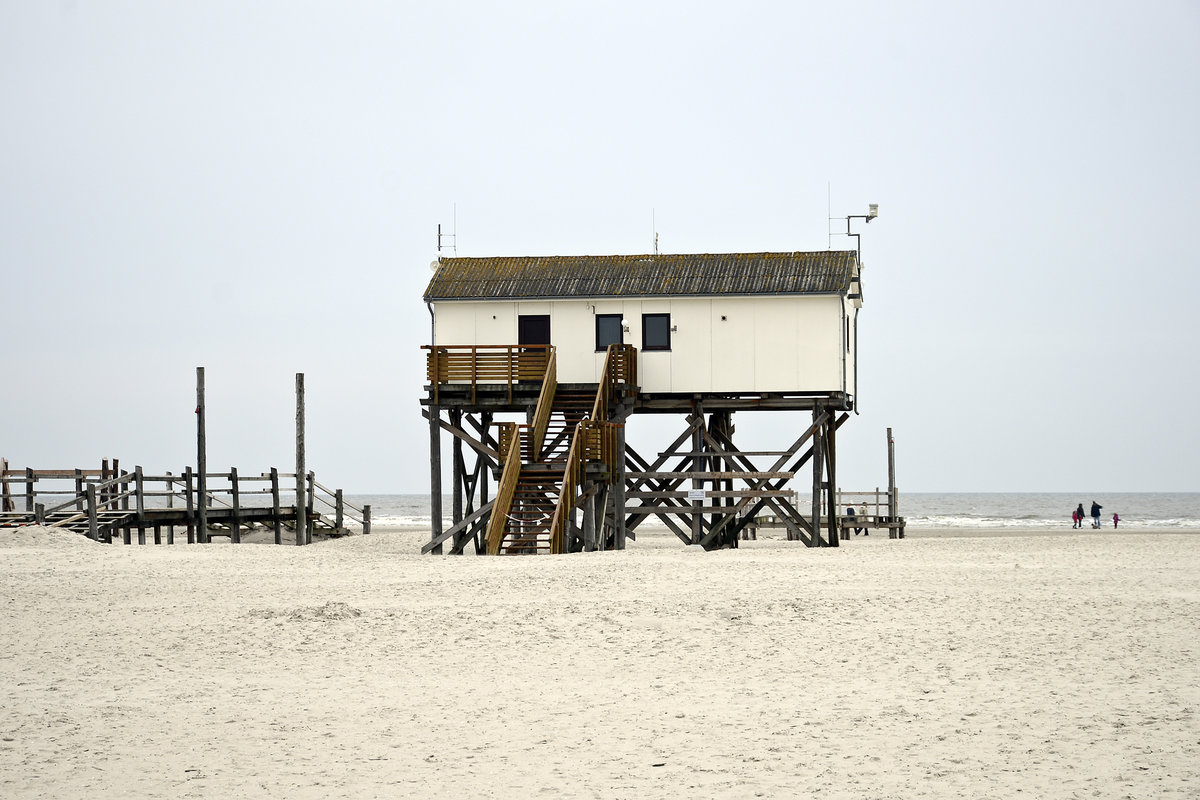 Pfahlbau am Hitzsand vor Sankt Peter-Ording auf der Halbinsel Eiderstedt. Aufnahme: 20. Oktober 2020.