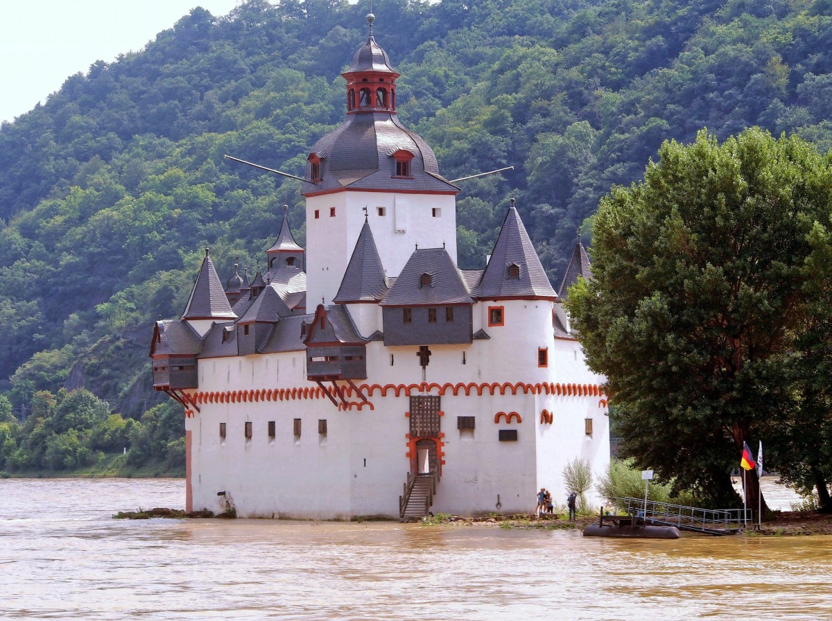 Pfalzgrafenstein bei Kaub bei leichtem Hochwasser (1. August 2014)