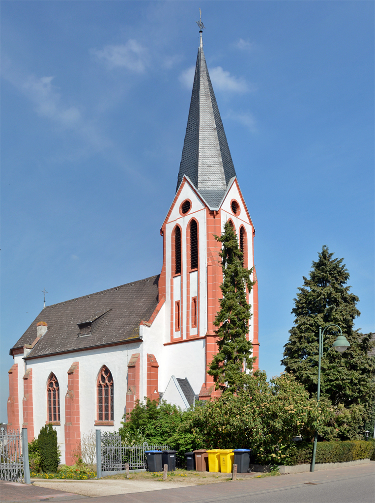 Pfarrkirche St. Gertrudis (1909 fertig gestellt) in Oedingen (zu Remagen) - 12.04.2014
