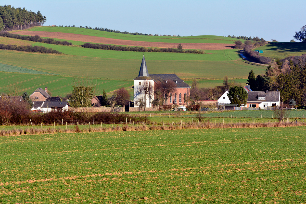 Pfarrkirche St. Lambertus im Eifeldorf Holzheim (zu Mechernich) - 08.12.2015