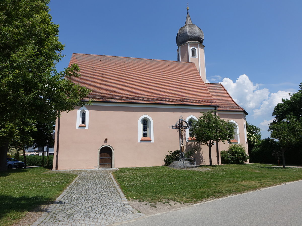 Pfatter, kath. Nebenkirche St. Nikolaus, Saalbau mit eingezogenem Chor, Flankenturm mit Zwiebelhaube, erbaut um 1600 (02.06.2017)