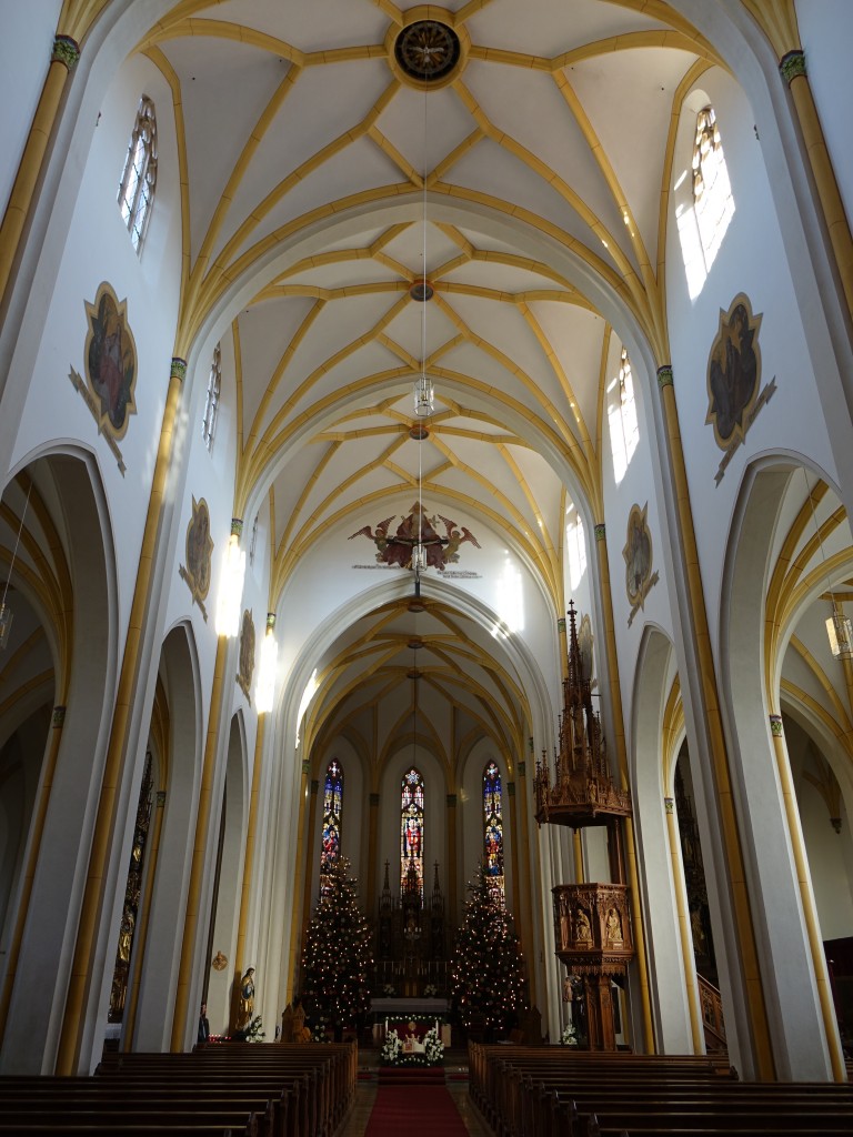 Pfeffenhausen, Mittelschiff und Chor der St. Martin Kirche (26.12.2015)