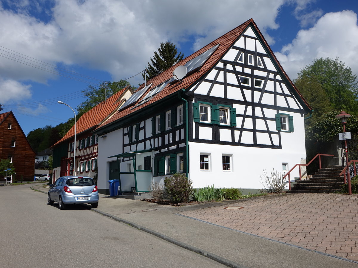 Pfeffingen, historische Fachwerkhuser in der Kreuzstrae (21.05.2017)