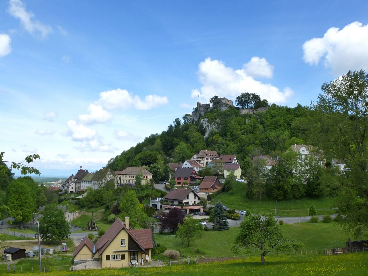 Pfirt(Ferette)im Sundgau, mit der Burgruine Hohenpfirt, nahe der Schweizer Grenze, Mai 2016