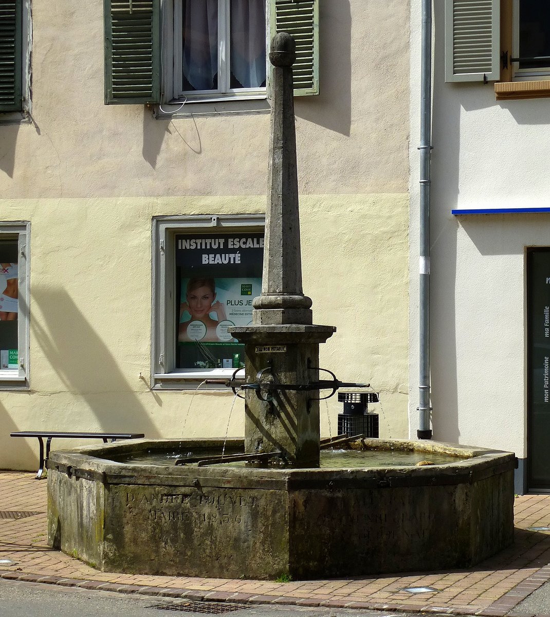 Pfitr (Ferrette), historischer Brunnen im Ortszentrum, Mai 2017