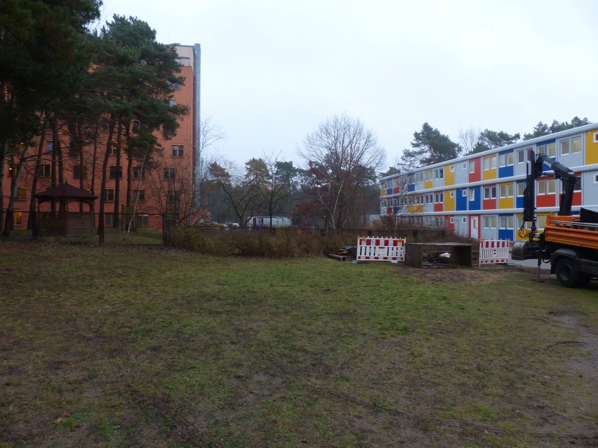 Pflegeheim (links) und Flchtlingsheim Salvador Allende. Letzteres macht vielen Bewohnern des Allendeviertels in Kpenick Angst. 18.12.2014