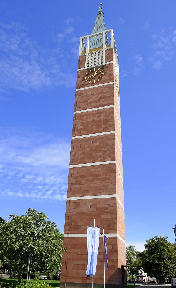 Pforzheim, der 80m hohe freistehende Glockenturm der evangelischen Stadtkirche,  1968 erbaut, Sept.2026