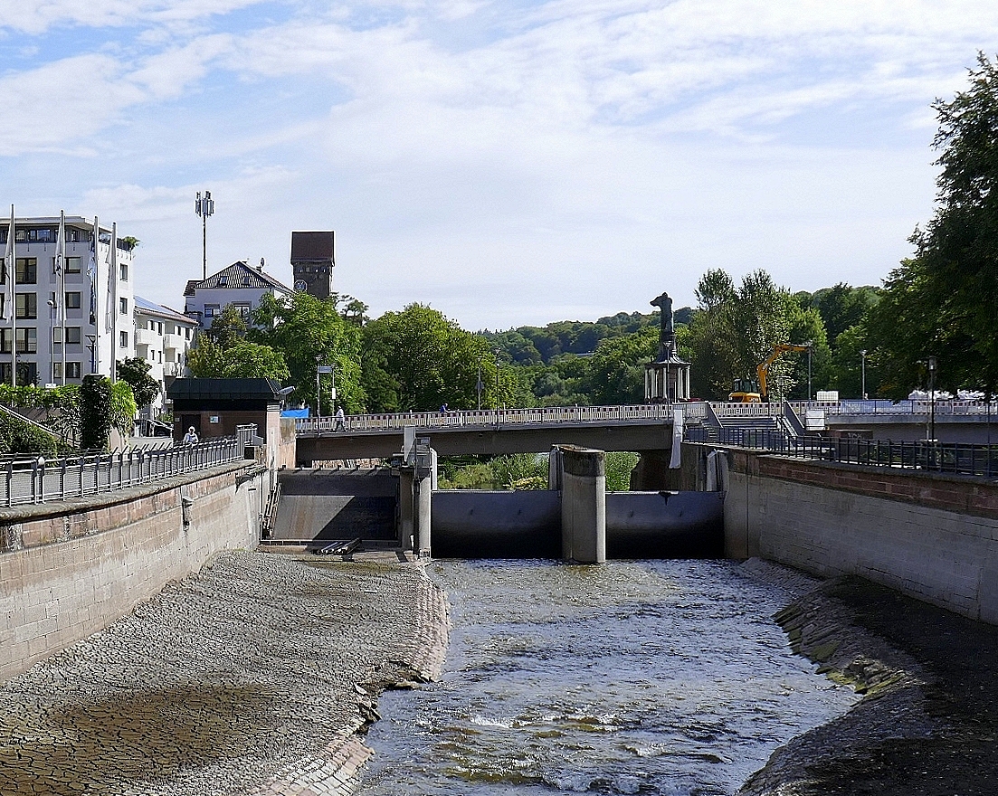 Pforzheim, die Enz flu�abw�rts mit der Wehranlage, gleich dahinter flie�en Enz und Nagold zusammen, Sept.2026
