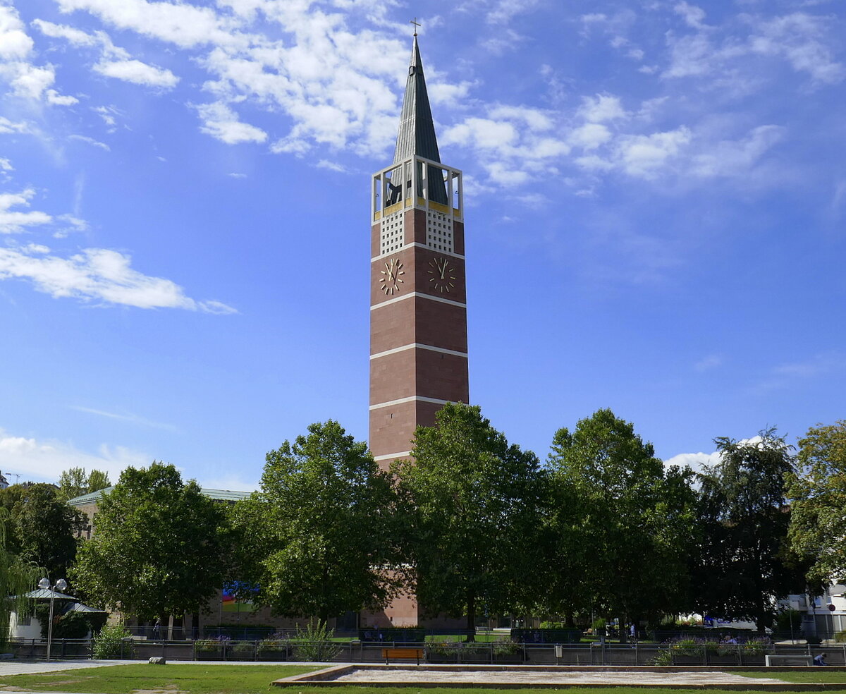Pforzheim, die evangelische Stadtkirche, mit 80m hohem Glockenturm, 1968 eingeweiht, Sept.202619