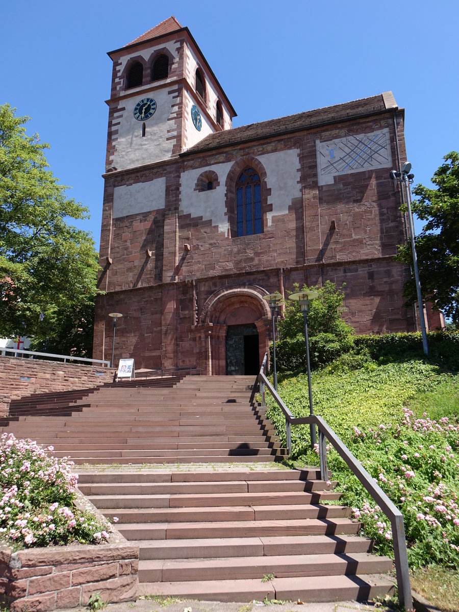 Pforzheim, Schlosskirche St. Michael, sptromanischer Westbau von 1225, dreischiffiges gotisches Langhaus erbaut von 1240 bis 1270, Stiftschor erbaut 1470 (01.07.2018)