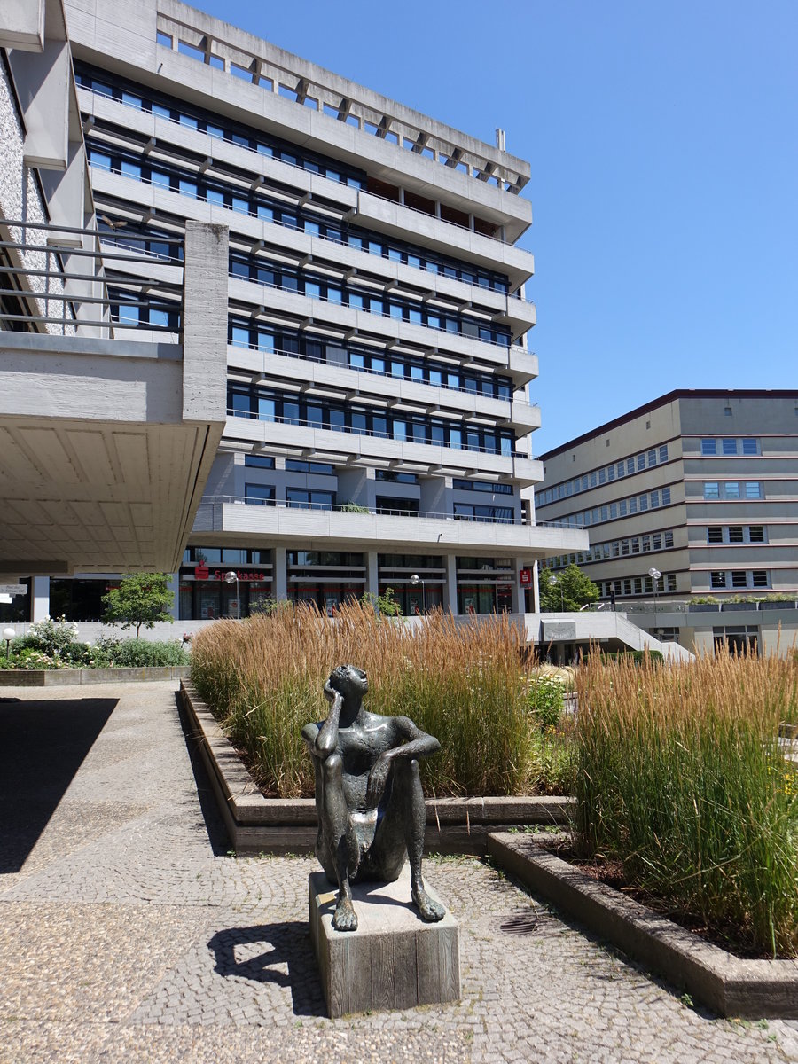 Pforzheim, Skulptur vor dem neuen Rathaus am Platz des 23. Februar 1945 (01.07.2018)