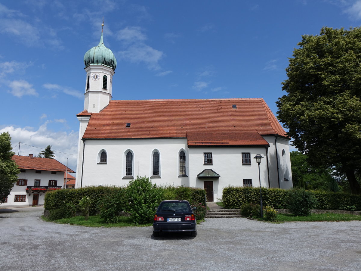 Pfraundorf, Kath. Filialkirche St. Nikolaus, sptgotischer Saalbau mit Westturm mit Zwiebelhaube, sptromanischer Kern, Kirchturm von 1693 bis 1696 (03.07.2016)