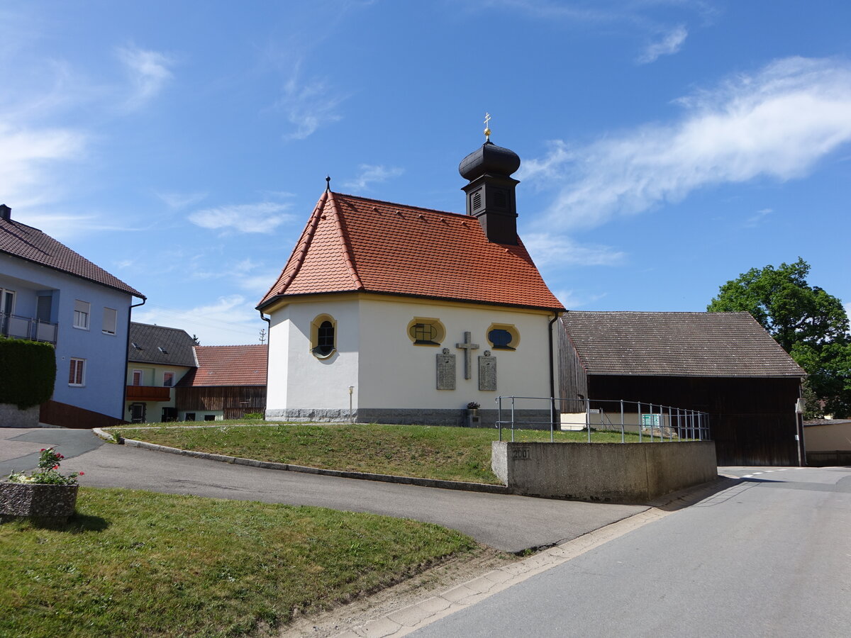 Pfrentsch, Ortskapelle, Steildachbau mit Dachreiter, erbaut um 1900 (20.05.2018)