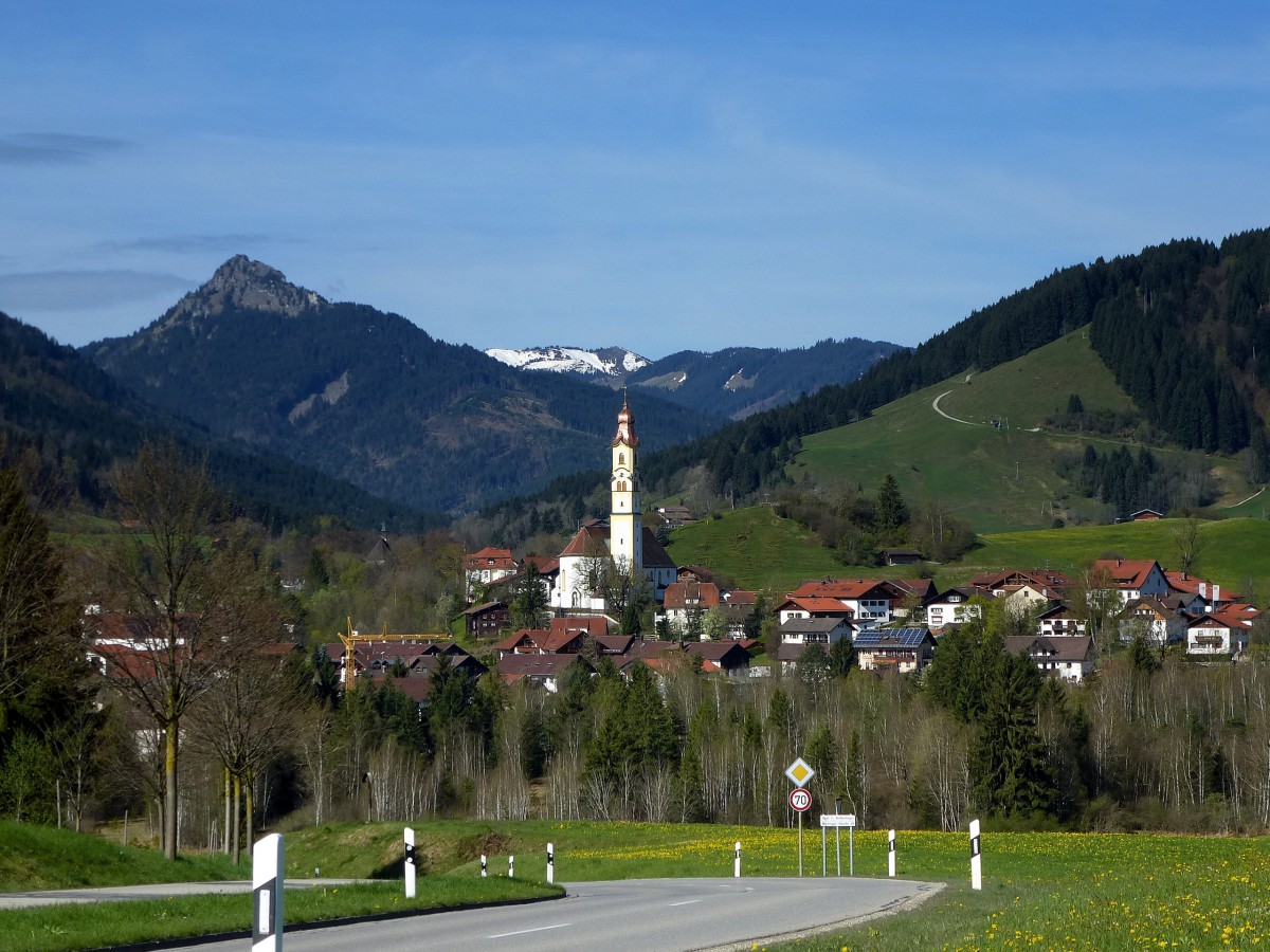 Pfronten, die weithin sichtbare Pfarrkirche St.Nikolaus von 1692, der Kirchturm stammt von 1746, April 2014