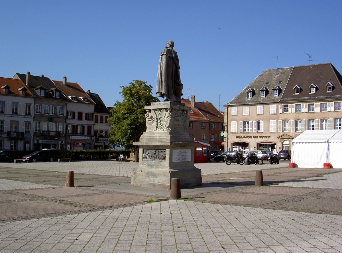 Phalsbourg, Place de Armes mit Denkmal fr Comte de Lebau (03.10.2014)