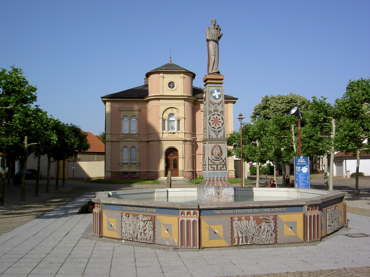 Philippsburg, Il-de-Re Platz mit Kirchbrunnen und Pfarrhaus (08.06.2014)