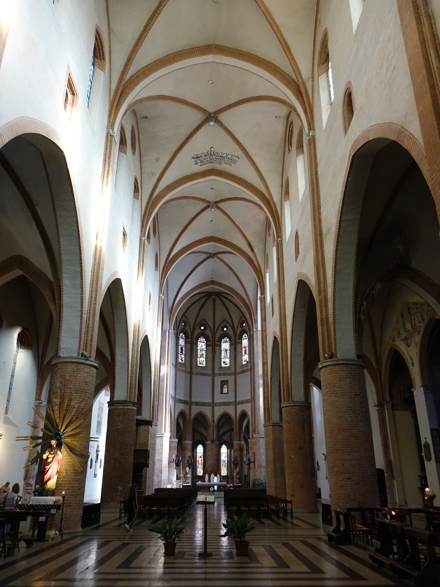Piacenza, Innenraum mit Ausstellungsstcken aus dem 15. und 17. Jahrhundert in der San Francesco Kirche (30.09.2018)