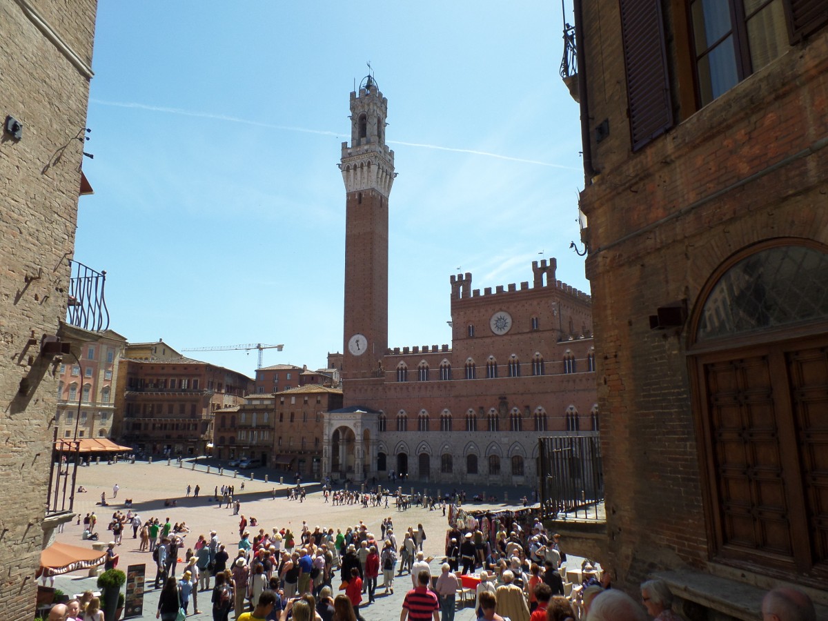 Piazza del Campo  mit dem Palazzo Pubblico in Sienna , Foto am 20.5.2014
