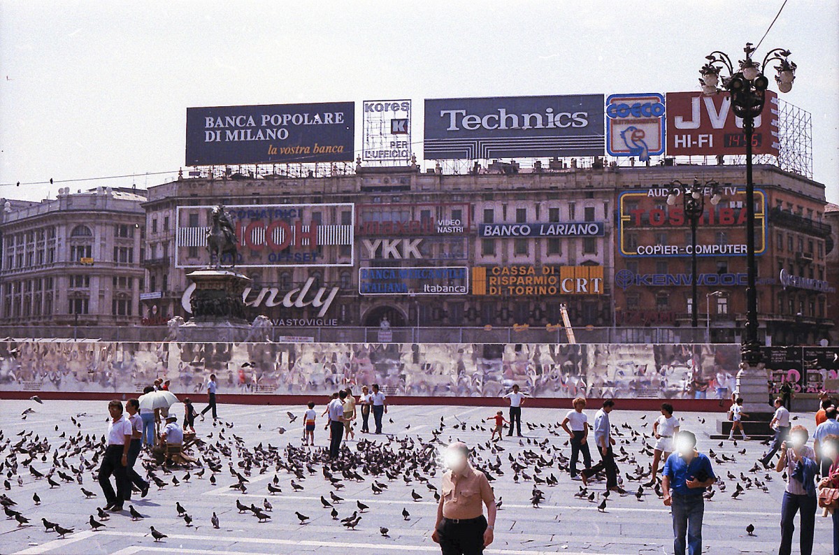 Piazza del Duomo in Mailand. Aufnahme: Juli 1984 (digitalisiertes Negativfoto).