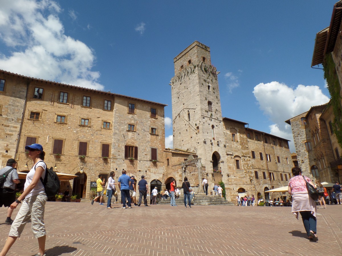 Piazza della Cisterna mit Torre del Cortesi, auch Teufelsturm genannt, in San Gimignano, Foto am 20.5.2014
