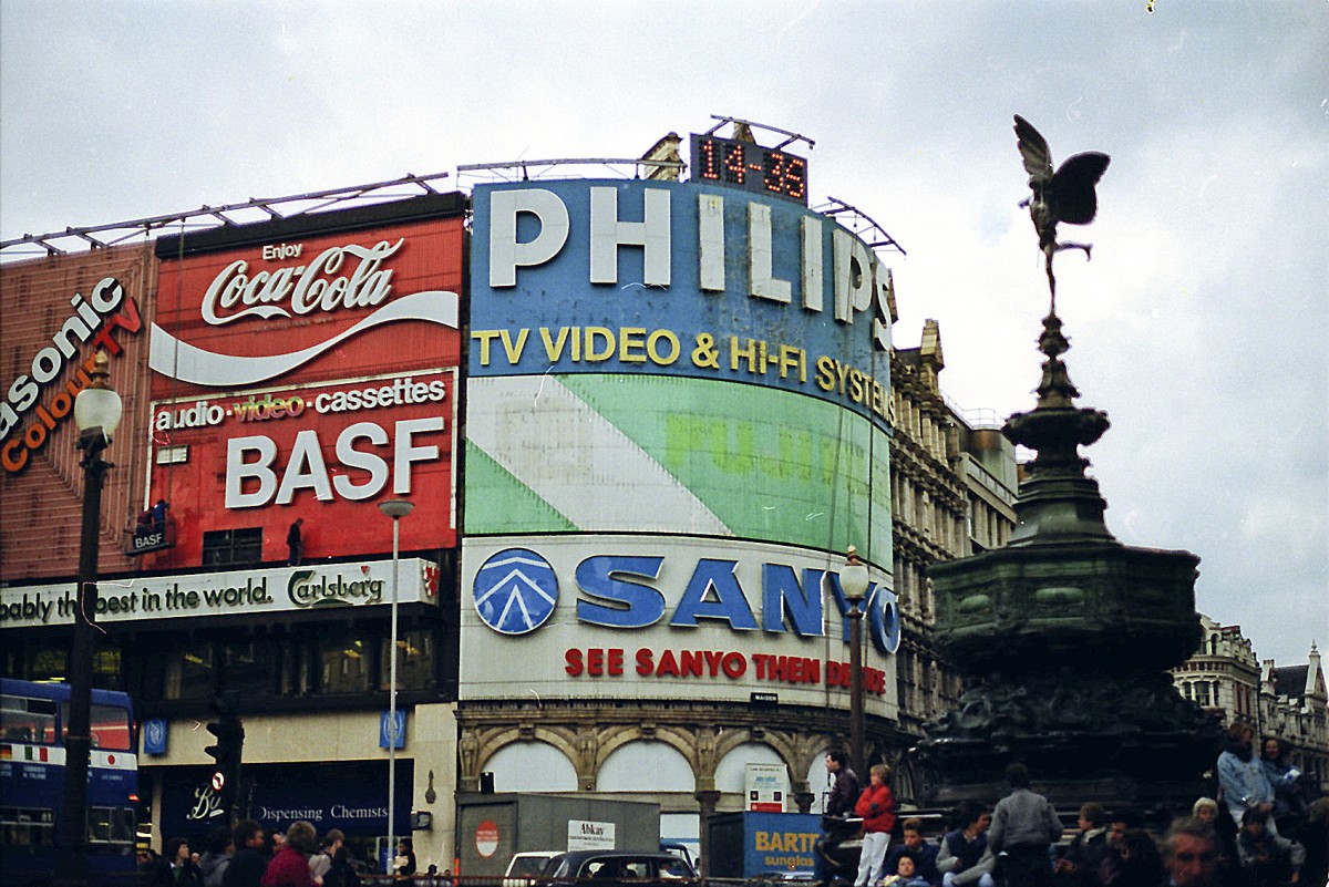 Piccadilly Circus in London. Aufnahme: April 1986 (digitalisiertes Negativfoto).