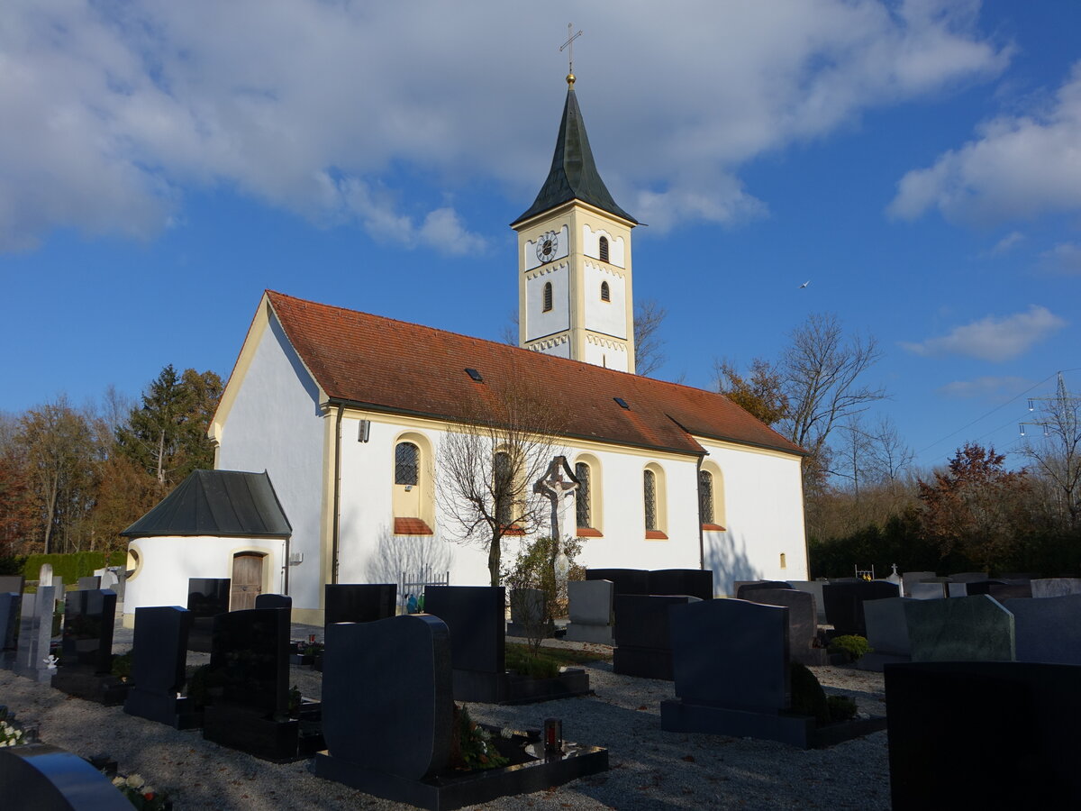 Pielweichs, kath. Filialkirche St. Stephan, barocker Saalbau mit eingezogenem Chor und Nordturm, Chor und Turm 14. Jahrhundert, Langhaus erbaut im 18. Jahrhundert (14.11.2016)