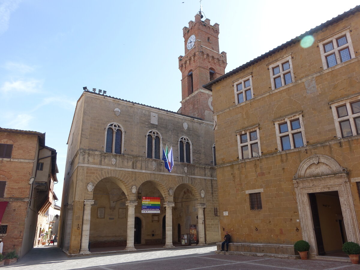 Pienza, historischer Palazzo Comunale und Bischofspalast an der Piazza Pio Secondo (21.05.2022)