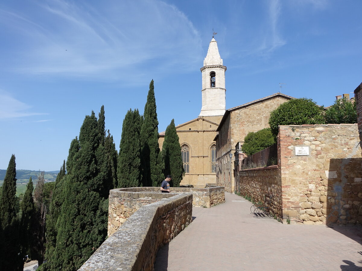 Pienza, Via del Casello mit Kirchturm der Kathedrale St. Maria Assunta (21.05.2022)