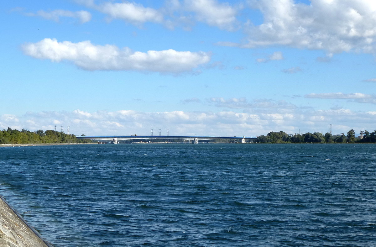 Pierre-Pflimlin-Brcke ber den Rhein, 5Km sdlich von Straburg, gesehen vom franzsischen Ufer, benannt nach dem ehemaligen Brgermeister von Straburg, die knapp 1Km lange Straenbrcke wurde 2000-2002 erbaut zur Entlastung der Europabrcke Kehl, Okt.2016