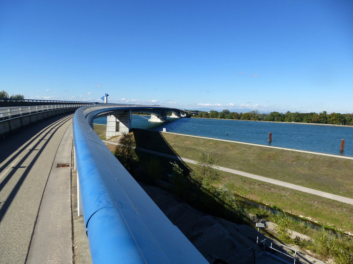 Pierre-Pflimlin-Brcke ber den Rhein, Auffahrt von der deutschen Seite, die zweispurige Straenbrcke hat einen seperaten Geh-und Radweg, Okt.2016