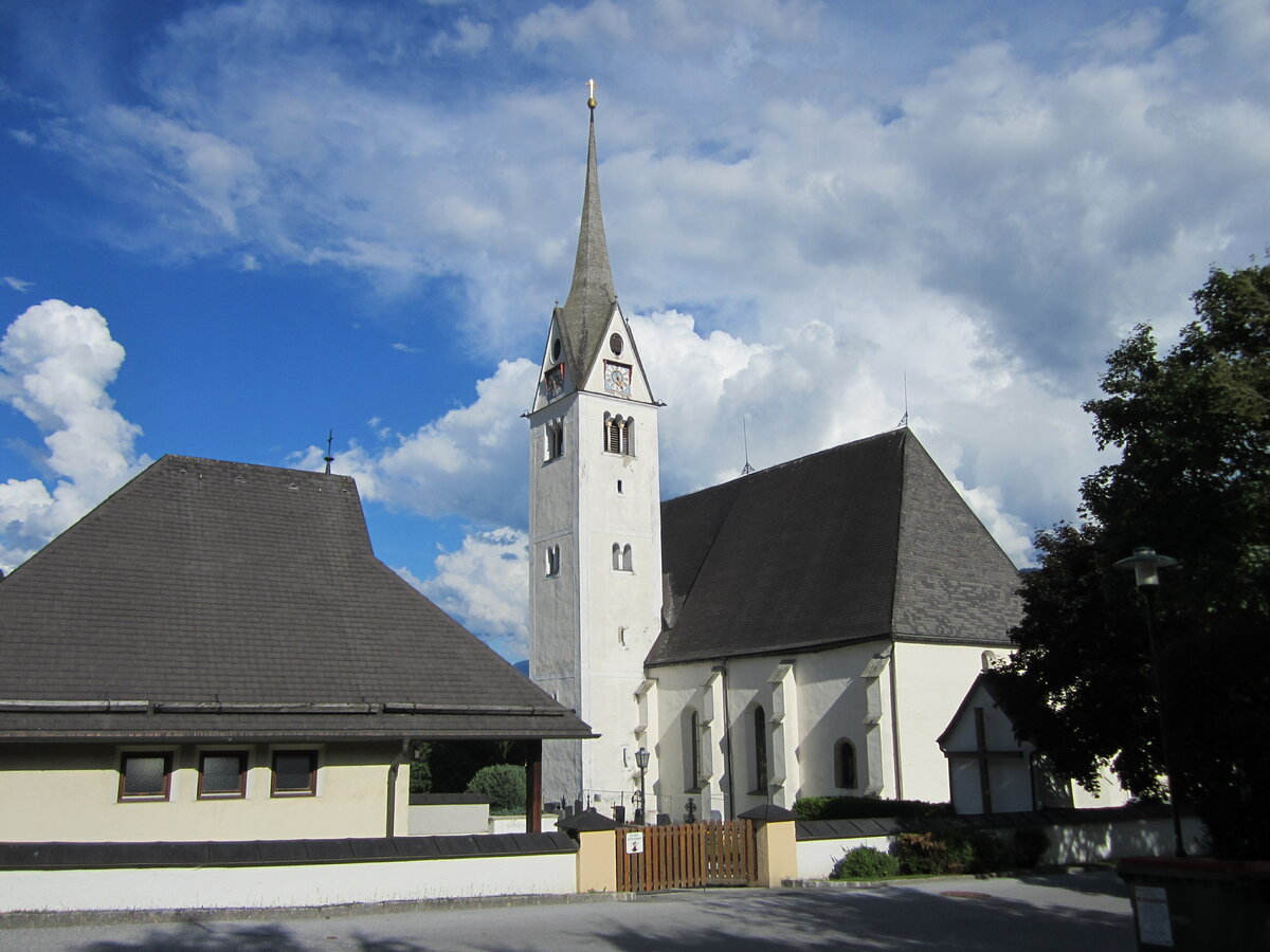 Piesendorf, Pfarrkirche St. Laurentius, gotische Saalkirche, erbaut im 15. Jahrhundert (01.08.2014)