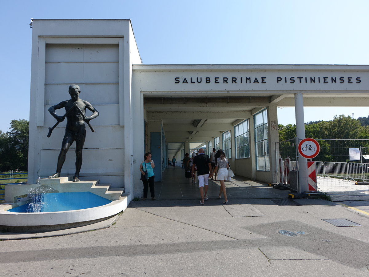 Piestany / Pistian, Statue eines geheilten Mannes mit gebrochener Krcke vor dem Thermalbad (29.08.2019)