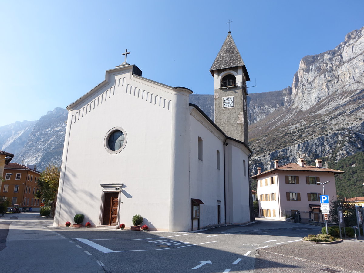 Pietramurata, barocke Pfarrkirche St. Lucia an der Piazza Mercato (01.11.2017)