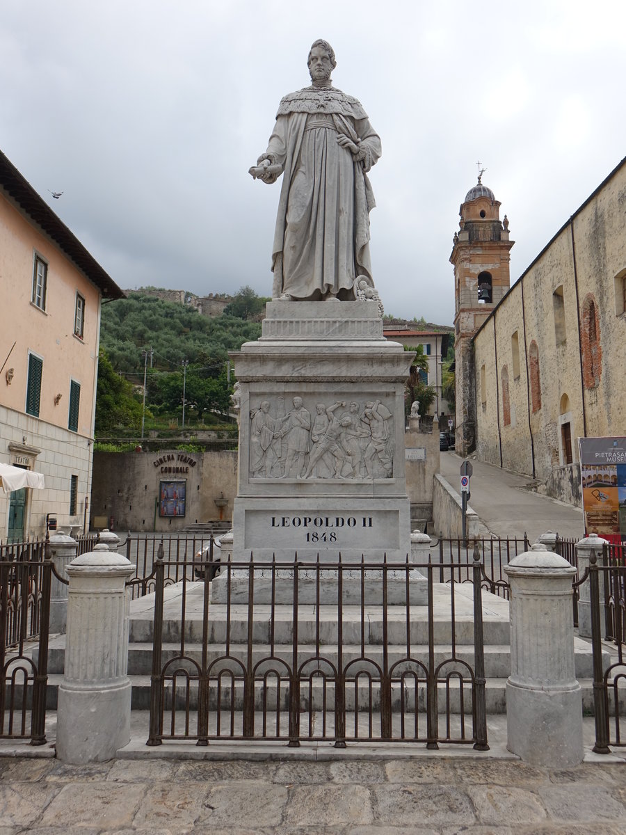 Pietrasanta, Denkmal fr Leopold II. an der Piazza Duomo (16.06.2019)