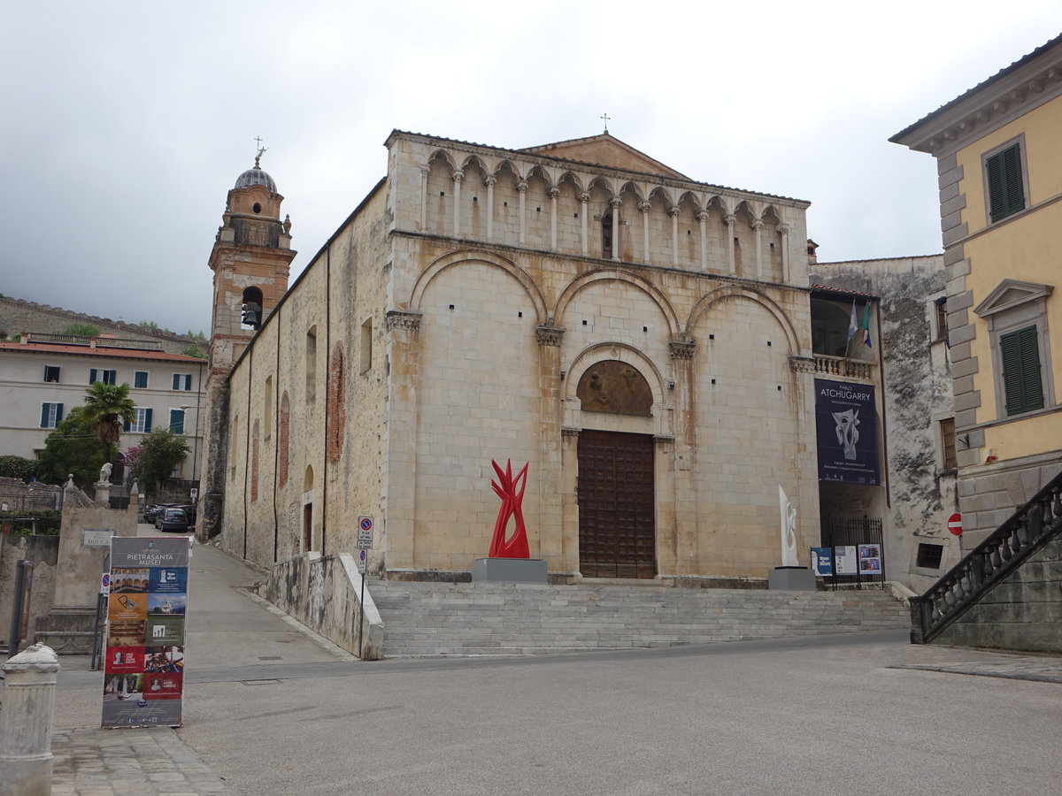 Pietrasanta, Die Kirche Sant’Agostino, eine Klosterkirche der Augustinerchorherren, erbaut im 14. Jahrhundert im romanischen Stil  (16.06.2019)