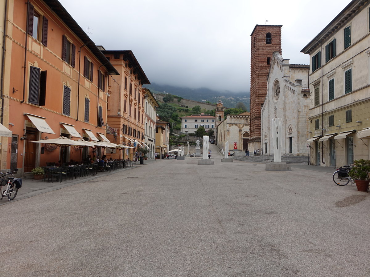 Pietrasanta, Piazza Duomo mit Kathedrale San Martino, Kathedrale erbaut im 14. Jahrhundert, Campanile 16. Jahrhundert (16.06.2019)