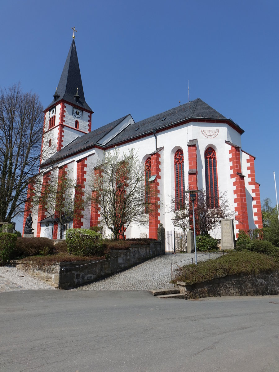 Pilgramsreuth, Evangelisch-lutherische Pfarrkirche Sankt Erhard, Saalbau mit eingezogenem Chor und Westturm, Strebepfeilergliederung, 15. Jahrhundert (21.04.2018)