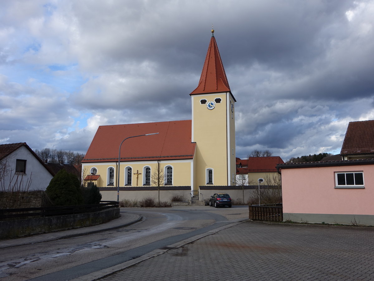Pilsach, Pfarrkirche St. Peter und Paul, Saalbau mit Chorturm, gotische Anlage, 1926 nach Westen erweitert (05.03.2017)