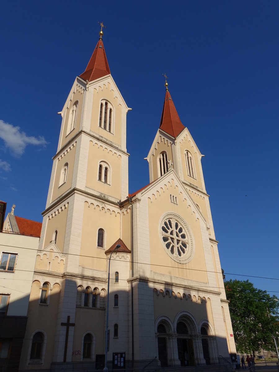 Pilsen, St. Johannes Nepomuk Kirche, neuromanisch erbaut von 1911 bis 1912 durch J. Svoboda und F. Stalmacher (26.06.2020)