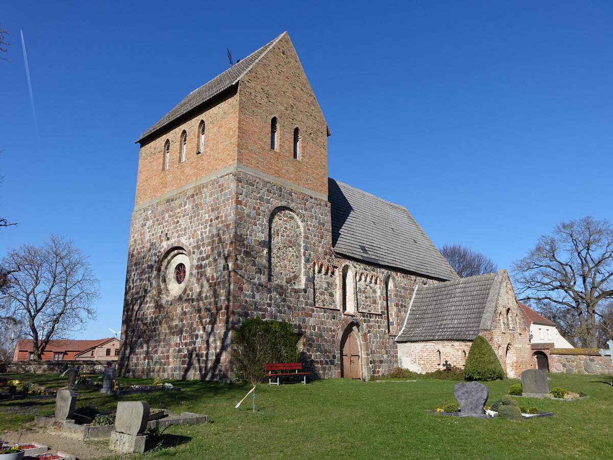 Pinnow, evangelische Kirche, erbaut im 13. Jahrhundert, Turmoberteil erbaut 1732 (09.04.2026)