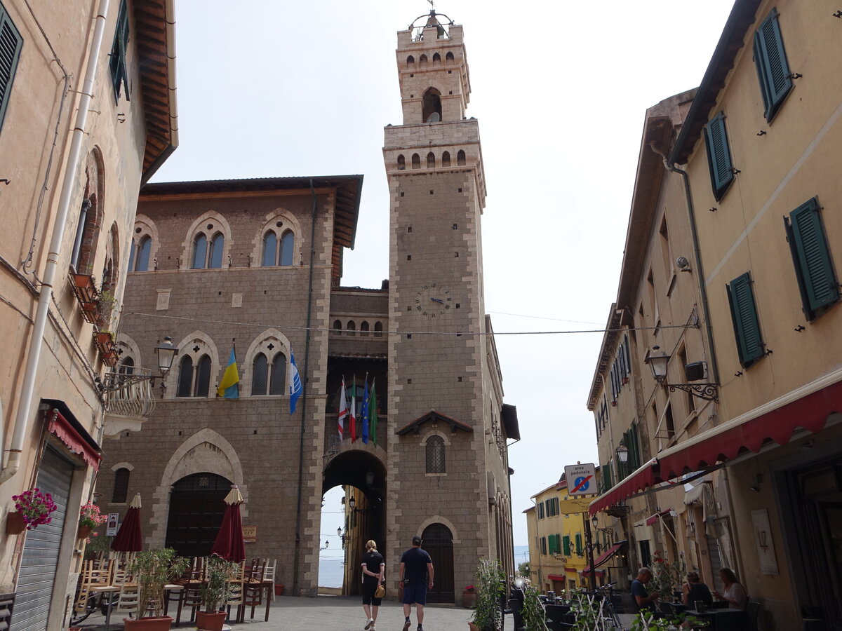 Piombino, Palazzo Comunale mit Torre dell Orologio, erbaut im 13. Jahrhundert (22.05.2022)